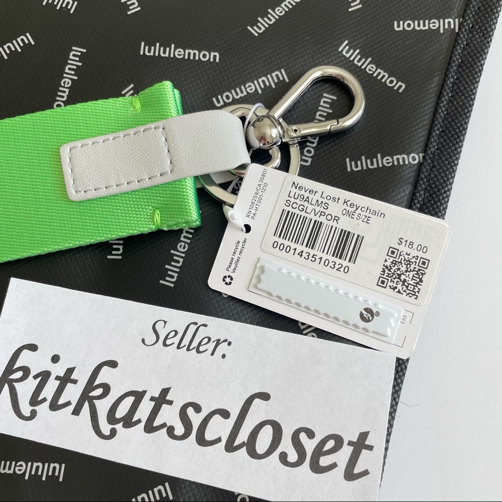 🆕 scream green light/vapor - ORIGINAL DESIGN NWT lululemon never lost keychain - Picture 3 of 5